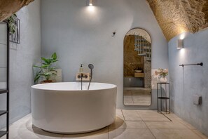 Shower, hair dryer, towels, soap - Sophisticated 1 bedroom apartment GOBLUGF (Cospicua)