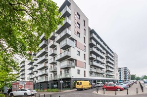 Exterior - Comfortable Apartment in Warsaw | Parking | Balcony (Warszawa)