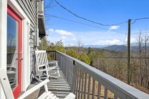 Property grounds - Lil Fantasy Hideaway | Hot Tub • Mtn Views • Pets (Pigeon Forge)