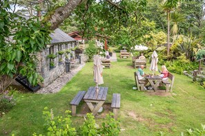 Outdoor dining - Holiday Cottage Near Harlech | Hengaeau (Llanfair)