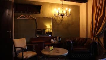 Deluxe Double or Twin Room, Courtyard View | Interior