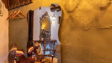 Deluxe Double or Twin Room, Courtyard View | Interior