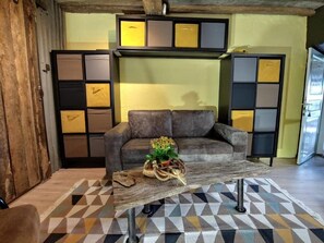 ' De Veulentjes kamer ' | Área de sala de estar | Smart TV de 32 pulgadas con canales digitales y Netflix 