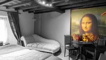 Deluxe Double or Twin Room, Courtyard View | Interior