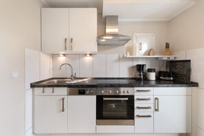Fridge, oven, stovetop, dishwasher