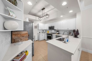 Private kitchen - Great location in Naples, FL!  Condo is located 6 miles from the beach. (Naples)