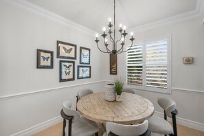 Dining - Great location in Naples, FL!  Condo is located 6 miles from the beach. (Naples)