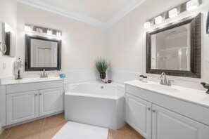 Bathroom - Great location in Naples, FL!  Condo is located 6 miles from the beach. (Naples)