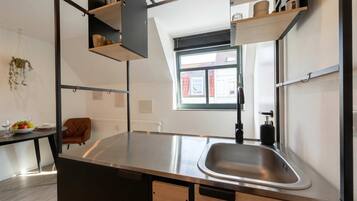 Fridge, oven, stovetop, coffee/tea maker