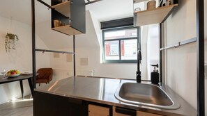Kühlschrank, Ofen, Herdplatte, Wasserkocher mit Kaffee-/Teezubehör