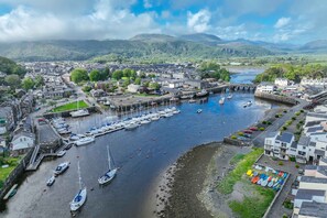 Marina - Beautifully Converted Workshop Close to the Beach | Gweithdy-Bronafon (Borth y Gest)