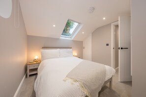 2 bedrooms, travel cot, WiFi, bed sheets - Beautifully Converted Workshop Close to the Beach | Gweithdy-Bronafon (Borth y Gest)