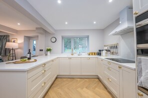 Fridge, microwave, oven, stovetop - Beautifully Converted Workshop Close to the Beach | Gweithdy-Bronafon (Borth y Gest)