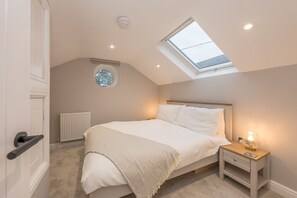 2 bedrooms, travel cot, WiFi, bed sheets - Beautifully Converted Workshop Close to the Beach | Gweithdy-Bronafon (Borth y Gest)