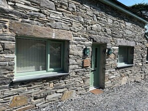Exterior detail - Beautifully Converted Workshop Close to the Beach | Gweithdy-Bronafon (Borth y Gest)