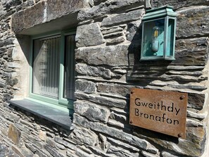 Exterior detail - Beautifully Converted Workshop Close to the Beach | Gweithdy-Bronafon (Borth y Gest)