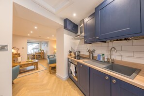 Frigorífico, horno, placa de cocina y lavavajillas