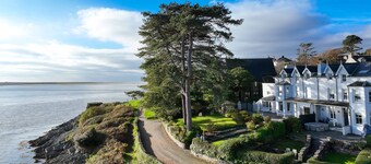 Cosy Seaside Retreat with Estuary Views | Bwthyn-Bronafon