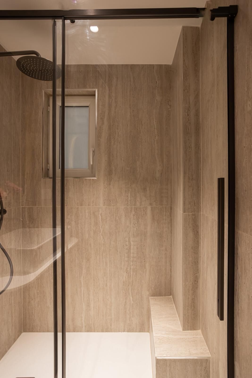 Douche, sèche-cheveux, serviettes fournies, shampoing