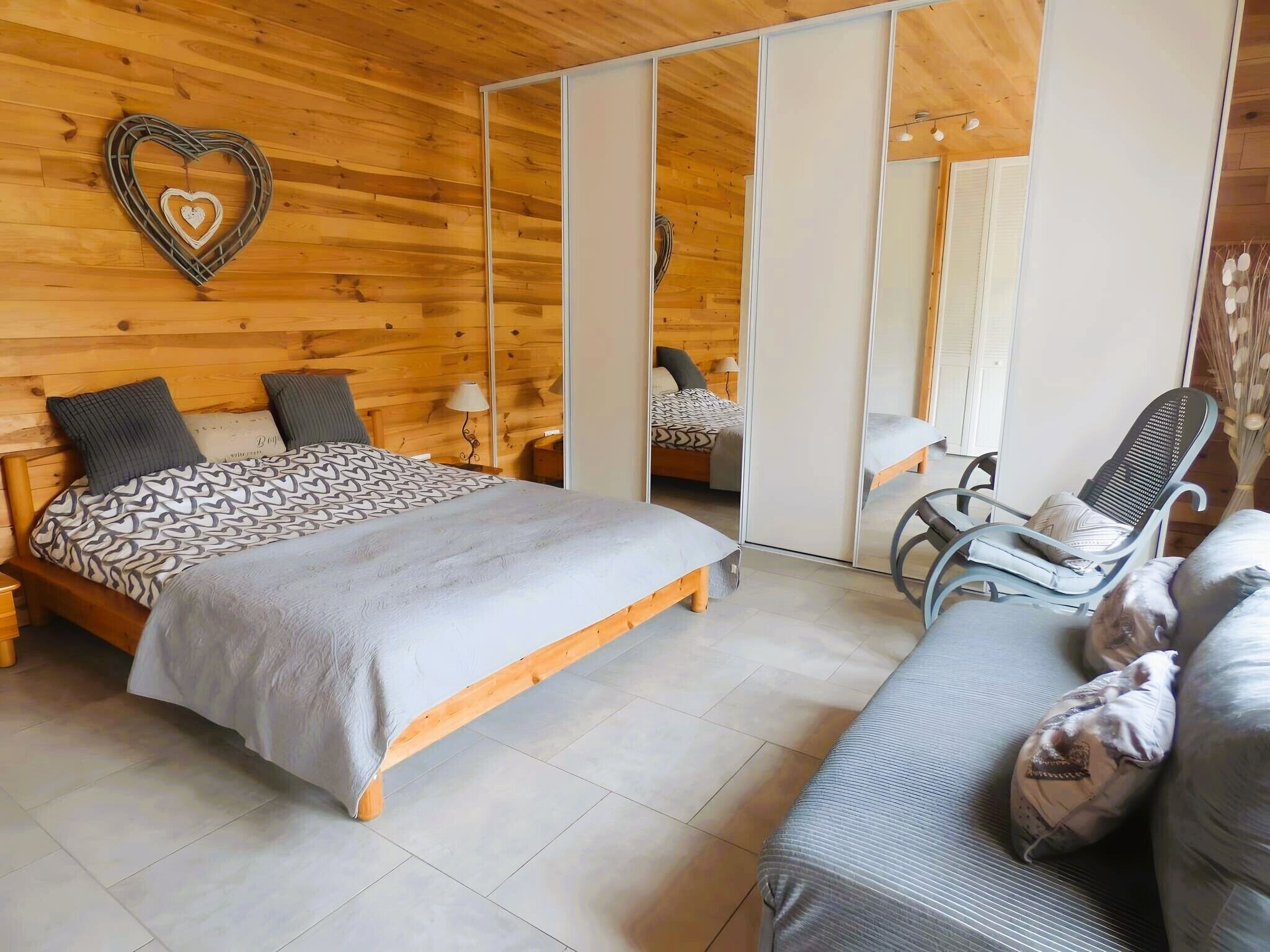1 habitación, tabla de planchar con plancha y ropa de cama 