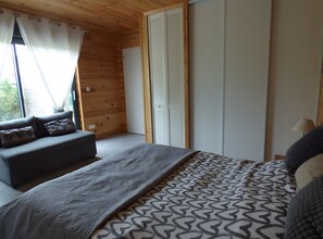 1 quarto, ferros/tábuas de passar roupa, roupa de cama