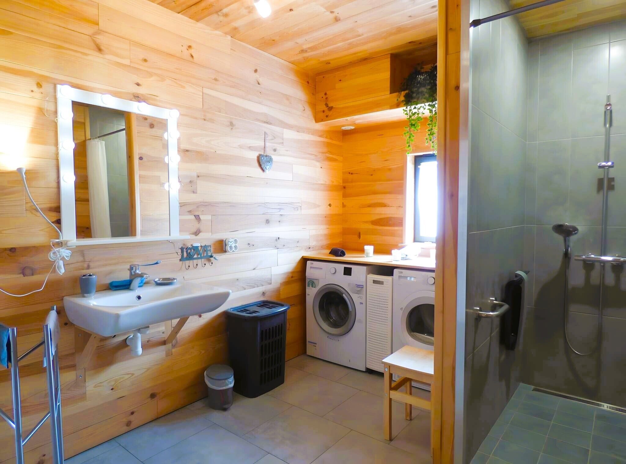 Douche, serviettes fournies