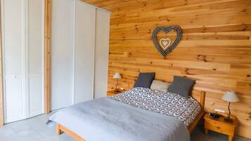 1 slaapkamer, een strijkplank/strijkijzer, beddengoed, rolstoeltoegang
