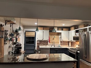 Private kitchen - Decatur Home. Friendly walkable, safe neighborhood. Convenient to Downtown. (Decatur)