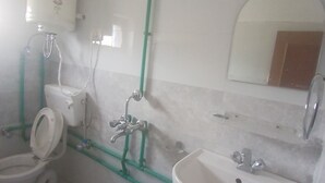 Ein Badezimmer mit Toilette, Waschbecken und Dusche.
