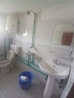 Ducha, pantuflas, toallas, jabón