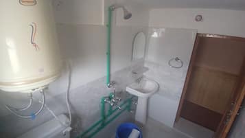 Ducha, pantuflas, toallas, jabón