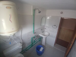 Shower, slippers, towels, soap - Blackwolf Hideout Spiti  (Spiti)
