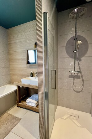 Bathroom - Vrbo Property (Latresne)