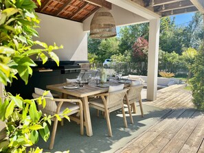 Outdoor dining - Vrbo Property (Latresne)