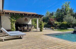 Outdoor dining - Vrbo Property (Latresne)