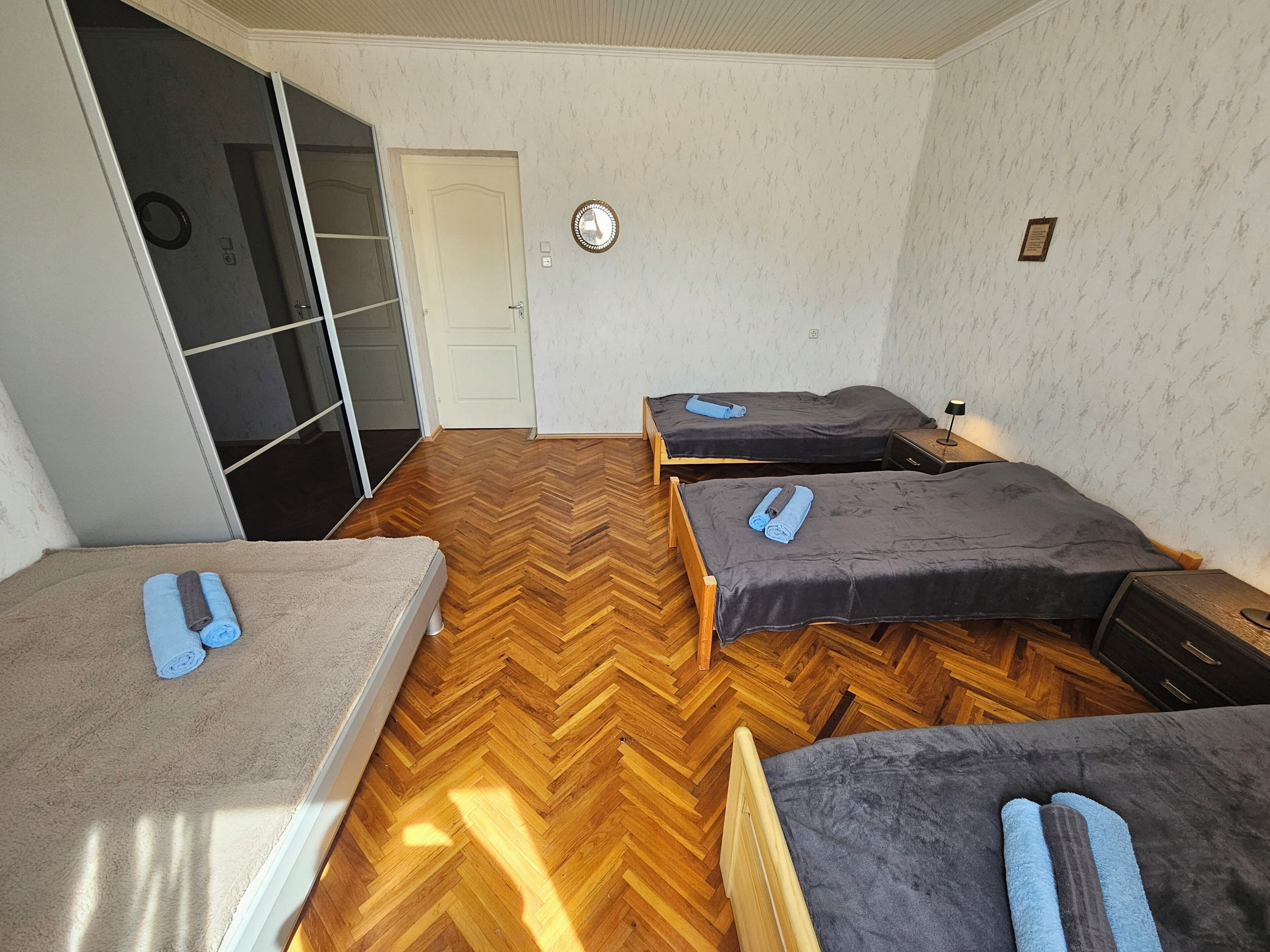 2 chambres, fer et planche à repasser, lit parapluie, Wi-Fi gratuit
