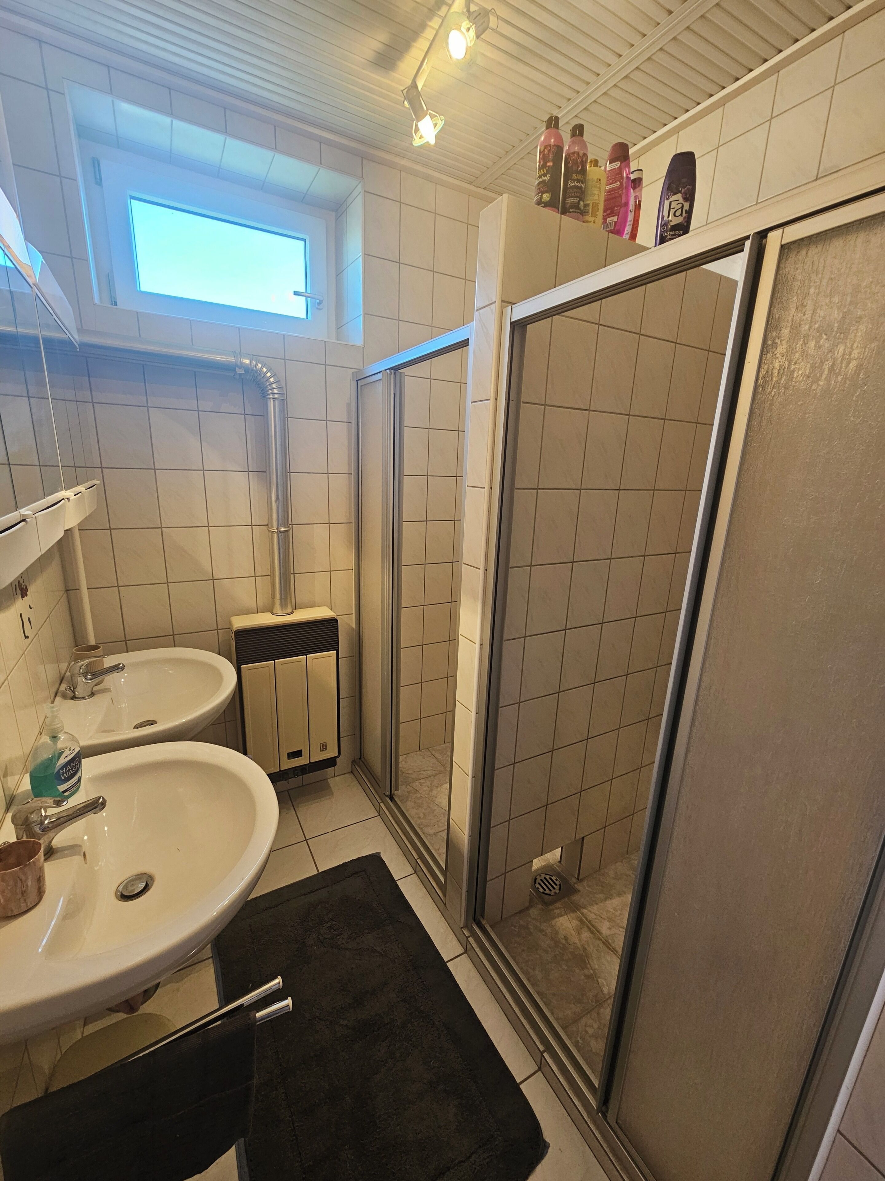 Douche, sèche-cheveux, serviettes fournies