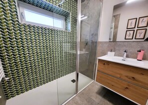 Ducha, secador de pelo, bidé y toallas