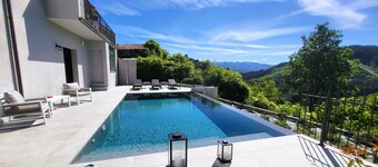 New! Stylish Tuscany Cottage with Annexe. Private Infinity Pool, Mountain Views