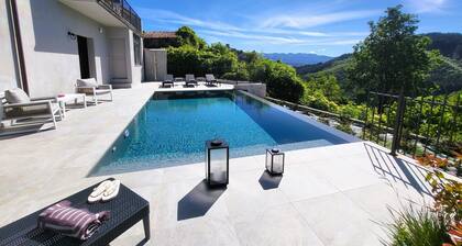 New! Stylish Tuscany Cottage with Annexe. Private Infinity Pool, Mountain Views