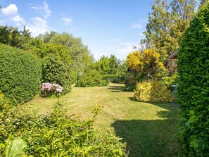 A well-maintained garden with a variety of plants and a clear pathway. - 6 Person Holiday Home in Samso (Samsø)