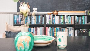 Ein Bücherregal voller Bücher, eine Schiefertafel und eine kleine Figur.