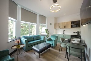 Appartamento familiare | Area soggiorno | Smart TV 42 pollici con canali satellitari, Netflix