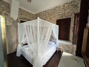 Iron/ironing board - MB142 (Bodrum)