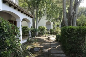 Property grounds - Beautiful house with WIFI, air conditioning and pool in exclusive urbanization (Cala San Vicente, Pollensa)