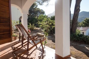 Terrace/patio - Beautiful house with WIFI, air conditioning and pool in exclusive urbanization (Cala San Vicente, Pollensa)