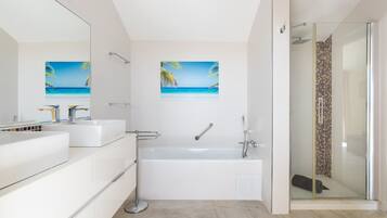 Een douche, een haardroger, een bidet, handdoeken