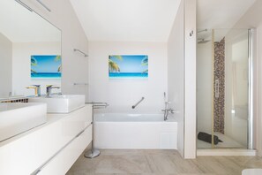 Dusche, Haartrockner, Bidet, Handtücher