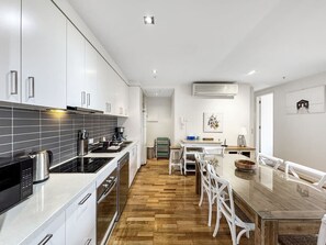 Fridge, microwave, oven, stovetop - Heart of Geelong Near Waterfront and Train (Geelong)