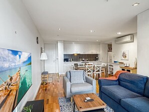 Smart TV, books - Heart of Geelong Near Waterfront and Train (Geelong)